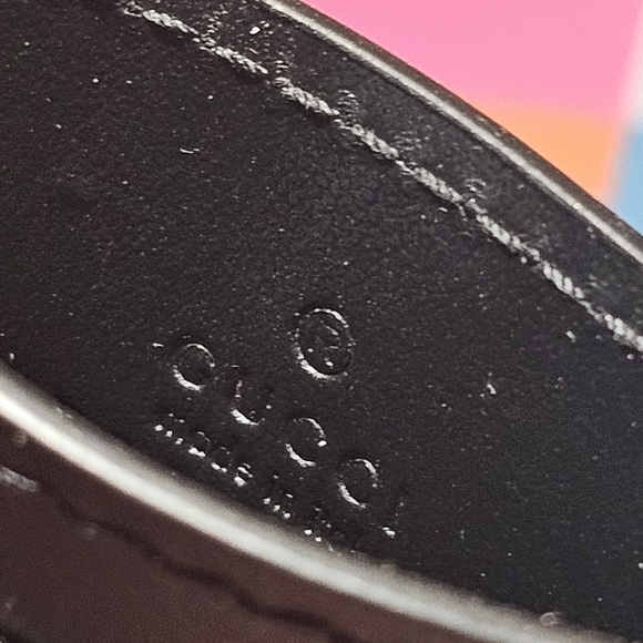 Gucci GG Logo Card Holder in Black Gold Gucci Logo - Picture 2 of 4